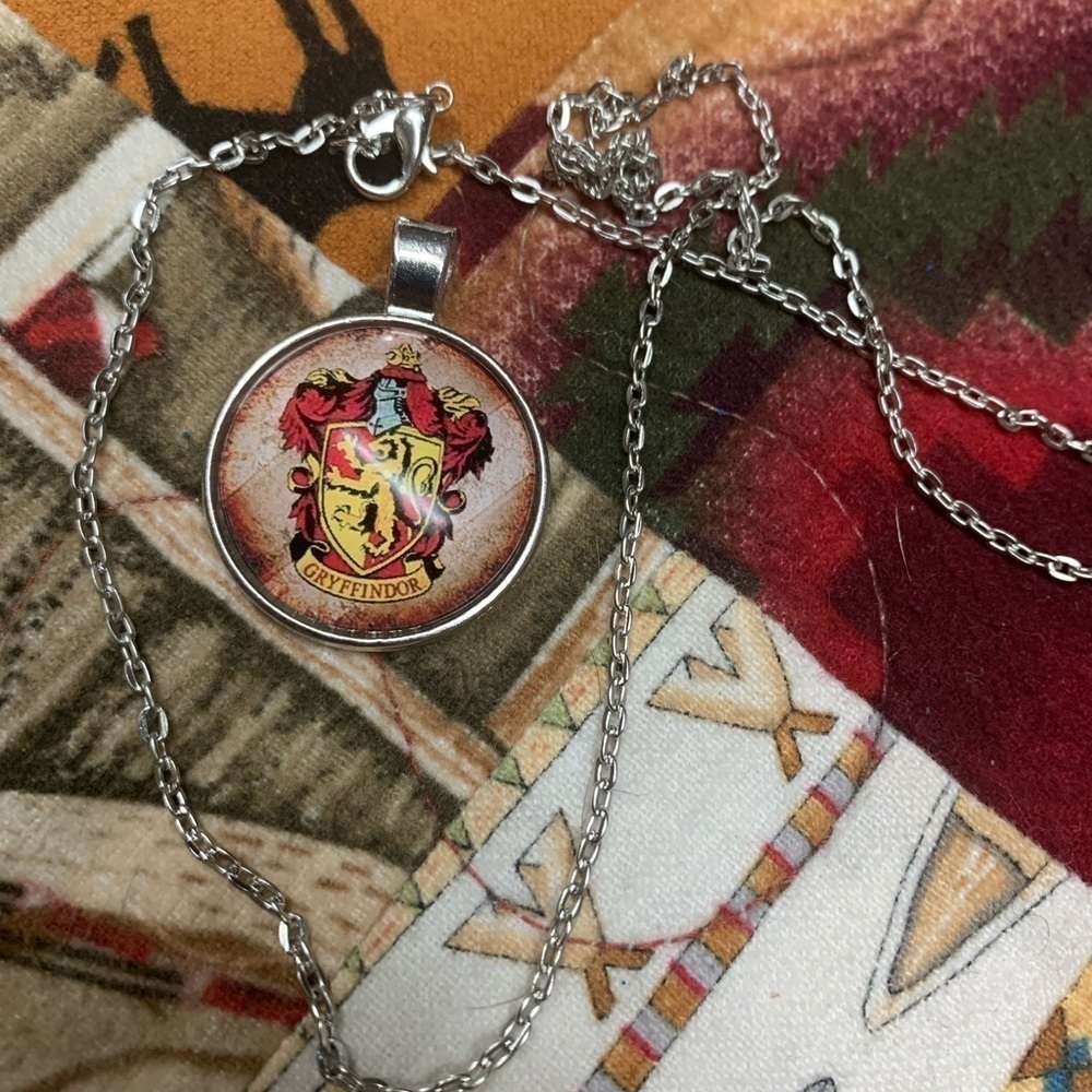 Harry Potter‎ hogwarts gryffindor house crest necklace